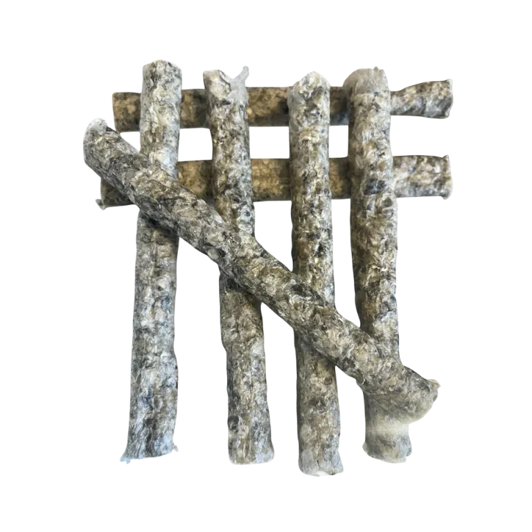 Kabeljau-Sticks - Kauspass für Hunde Christiana Gramlich Kabeljauhaut Sticks in einem Gittermuster mit einem dicken Stock quer dazu.